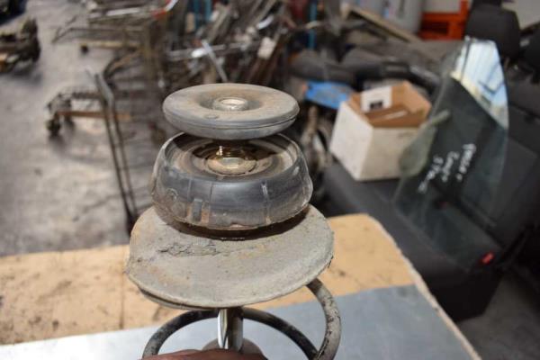 AMORTISSEUR AVANT RENAULT CLIO 2 - Vue 2